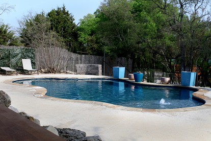 Amazing Family Vacations in Nature in this Cute Log Cabin near Austin, Texas - Pipe Creek, Texas - glamping.directory