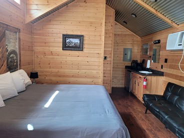 Amazing Family Vacations in Nature in this Cute Log Cabin near Austin, Texas - Pipe Creek, Texas - glamping.directory