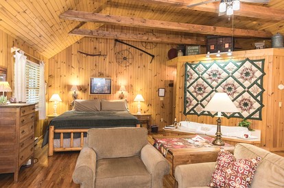 Secluded Cottage with Indoor Hot-Tub Ideal for Couples in Virginia - Lexington, Virginia - glamping.directory