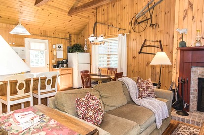 Secluded Cottage with Indoor Hot-Tub Ideal for Couples in Virginia - Lexington, Virginia - glamping.directory