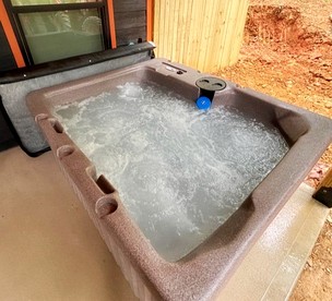 Modern Cabin in Pigeon Forge for a Romantic Glamping Rendezvous - Sevierville, Tennessee - glamping.directory