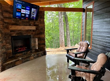 Modern Cabin in Pigeon Forge for a Romantic Glamping Rendezvous - Sevierville, Tennessee - glamping.directory