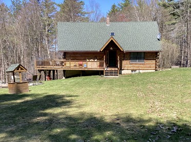 Spacious Log Cabin for a Family Getaway near the Zoar Outdoor Adventure Resort in Massachusetts - glamping.directory