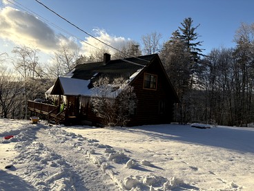Spacious Log Cabin for a Family Getaway near the Zoar Outdoor Adventure Resort in Massachusetts - Charlemont, Massachusetts - glamping.directory