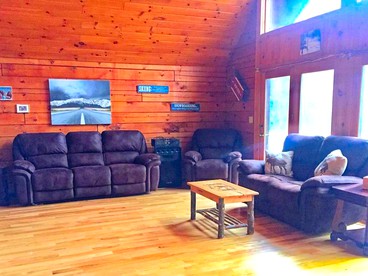 Spacious Log Cabin for a Family Getaway near the Zoar Outdoor Adventure Resort in Massachusetts - Charlemont, Massachusetts - glamping.directory