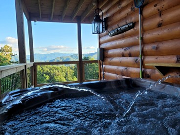 Mountain Cabin with Spa and Breathtaking Views in Sevierville, Tennessee - Sevierville, Tennessee - glamping.directory