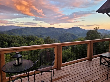 Mountain Cabin with Spa and Breathtaking Views in Sevierville, Tennessee - Sevierville, Tennessee - glamping.directory