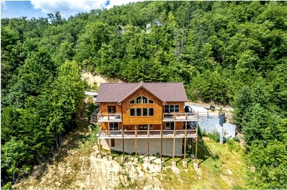 Mountain Cabin with Spa and Breathtaking Views in Sevierville, Tennessee - glamping.directory