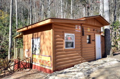 Secluded Log Cabin for a Romantic Getaway near Maggie Valley, North Carolina - Cherokee, North Carolina - glamping.directory