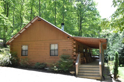 Secluded Log Cabin for a Romantic Getaway near Maggie Valley, North Carolina - Cherokee, North Carolina - glamping.directory
