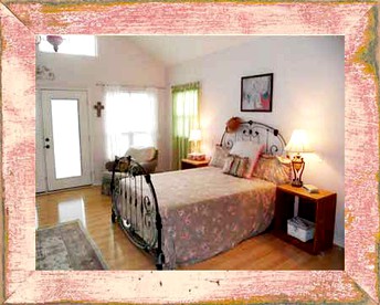Spacious Cottage with Exquisite Pond and Hill Country Views near Fredericksburg and Kerrville, Texas - Ingram, Texas - glamping.directory