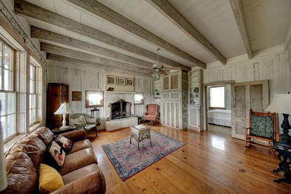 Spacious Cottage with Exquisite Pond and Hill Country Views near Fredericksburg and Kerrville, Texas - Ingram, Texas - glamping.directory