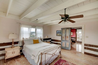 Spacious Cottage with Exquisite Pond and Hill Country Views near Fredericksburg and Kerrville, Texas - Ingram, Texas - glamping.directory