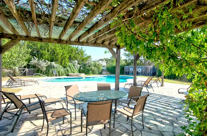 Spacious Cottage with Exquisite Pond and Hill Country Views near Fredericksburg and Kerrville, Texas - Ingram, Texas - glamping.directory