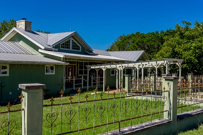 Spacious Cottage with Exquisite Pond and Hill Country Views near Fredericksburg and Kerrville, Texas - Ingram, Texas - glamping.directory