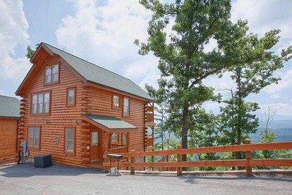 Stunning Luxury Log Cabin with Game Room and Hot-tub in Sevierville, Tennessee - Sevierville, Tennessee - glamping.directory