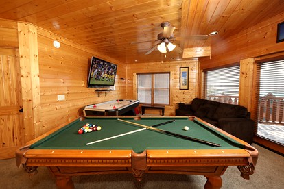 Stunning Luxury Log Cabin with Game Room and Hot-tub in Sevierville, Tennessee - Sevierville, Tennessee - glamping.directory