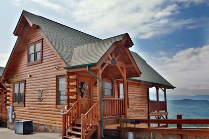 Stunning Luxury Log Cabin with Game Room and Hot-tub in Sevierville, Tennessee - glamping.directory