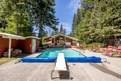 Pet-Friendly Tranquil Family Mountain Cabin with Hot-Tub and Pool Nestled near the North Shore of Lake Wenatchee, Washington - Leavenworth, Washington - glamping.directory