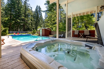 Pet-Friendly Tranquil Family Mountain Cabin with Hot-Tub and Pool Nestled near the North Shore of Lake Wenatchee, Washington - Leavenworth, Washington - glamping.directory