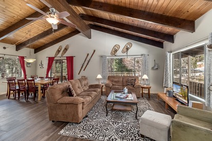 Pet-Friendly Tranquil Family Mountain Cabin with Hot-Tub and Pool Nestled near the North Shore of Lake Wenatchee, Washington - Leavenworth, Washington - glamping.directory