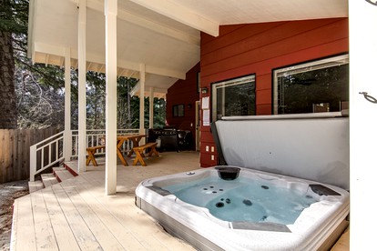 Pet-Friendly Tranquil Family Mountain Cabin with Hot-Tub and Pool Nestled near the North Shore of Lake Wenatchee, Washington - Leavenworth, Washington - glamping.directory