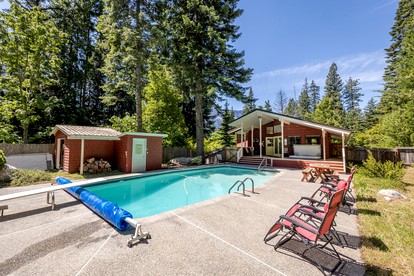 Pet-Friendly Tranquil Family Mountain Cabin with Hot-Tub and Pool Nestled near the North Shore of Lake Wenatchee, Washington - glamping.directory