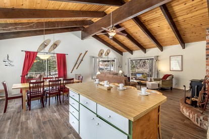 Pet-Friendly Tranquil Family Mountain Cabin with Hot-Tub and Pool Nestled near the North Shore of Lake Wenatchee, Washington - Leavenworth, Washington - glamping.directory