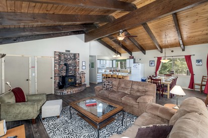 Pet-Friendly Tranquil Family Mountain Cabin with Hot-Tub and Pool Nestled near the North Shore of Lake Wenatchee, Washington - Leavenworth, Washington - glamping.directory
