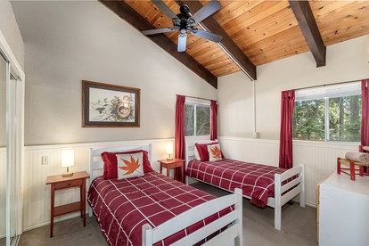 Pet-Friendly Tranquil Family Mountain Cabin with Hot-Tub and Pool Nestled near the North Shore of Lake Wenatchee, Washington - Leavenworth, Washington - glamping.directory