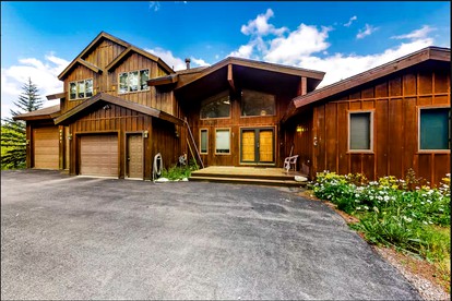 Fully-Equipped Blue River Cabin for Ten, Perfect for Skiing Getaways Colorado - glamping.directory