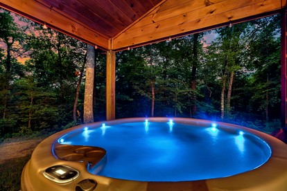 Serene Cabin with Hot-tub and Fire Pit in Pigeon Forge, Tennessee - Pigeon Forge, Tennessee - glamping.directory