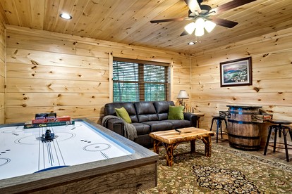 Serene Cabin with Hot-tub and Fire Pit in Pigeon Forge, Tennessee - Pigeon Forge, Tennessee - glamping.directory