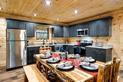 Serene Cabin with Hot-tub and Fire Pit in Pigeon Forge, Tennessee - Pigeon Forge, Tennessee - glamping.directory