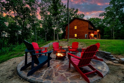 Serene Cabin with Hot-tub and Fire Pit in Pigeon Forge, Tennessee - Pigeon Forge, Tennessee - glamping.directory