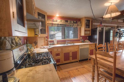 Superb Family Cabin with Hot Tub near Heavenly Valley Ski Area in Lake Tahoe, California - South Lake Tahoe, California - glamping.directory