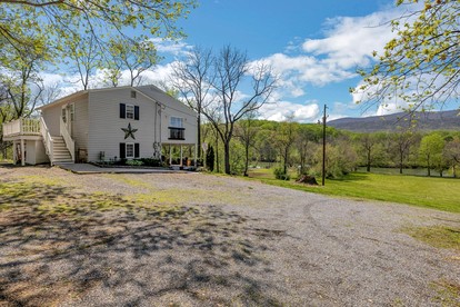 Serene Riverside Getaway with Hot Tub and Panoramic Views in Shenandoah, Virginia - Shenandoah , Virginia - glamping.directory
