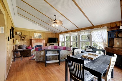 Serene Riverside Getaway with Hot Tub and Panoramic Views in Shenandoah, Virginia - Shenandoah , Virginia - glamping.directory