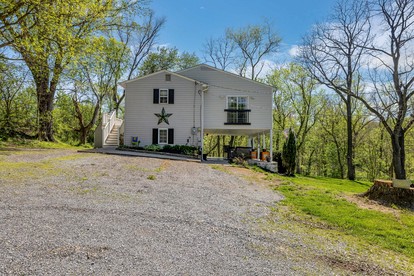 Serene Riverside Getaway with Hot Tub and Panoramic Views in Shenandoah, Virginia - glamping.directory