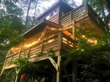 Charming Tree House with a Hot Tub in Chattahoochee National Forest, Georgia - Suches, Georgia - glamping.directory