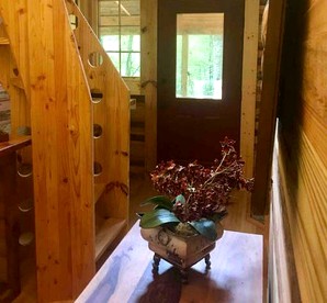 Charming Tree House with a Hot Tub in Chattahoochee National Forest, Georgia - Suches, Georgia - glamping.directory