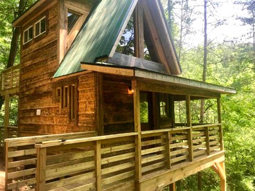 Charming Tree House with a Hot Tub in Chattahoochee National Forest, Georgia - Suches, Georgia - glamping.directory