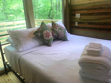 Charming Tree House with a Hot Tub in Chattahoochee National Forest, Georgia - Suches, Georgia - glamping.directory