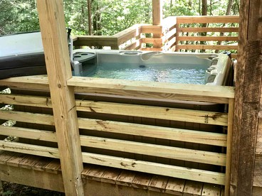 Charming Tree House with a Hot Tub in Chattahoochee National Forest, Georgia - Suches, Georgia - glamping.directory