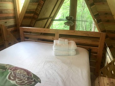 Charming Tree House with a Hot Tub in Chattahoochee National Forest, Georgia - Suches, Georgia - glamping.directory