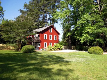 Unique Restored Barn Rental Perfect for Families near the Croatan National Forest, NC - glamping.directory