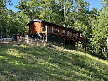Luxurious Dog-Friendly Cabin with Fireplace, Surrounded by Forest for a Cozy Couples Getaway in the Mountains in North Carolina - Brevard, North Carolina - glamping.directory