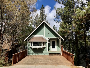 Quaint Cottage in The Village near Big Bear Lake, Perfect for a Weekend Escape - Big Bear Lake, California - glamping.directory