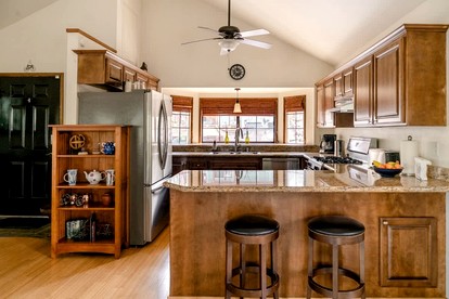 Quaint Cottage in The Village near Big Bear Lake, Perfect for a Weekend Escape - Big Bear Lake, California - glamping.directory