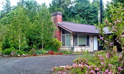 Historic Cottage Rental with River Views near Hoodoo Ski Area, Oregon - Blue River, Oregon - glamping.directory